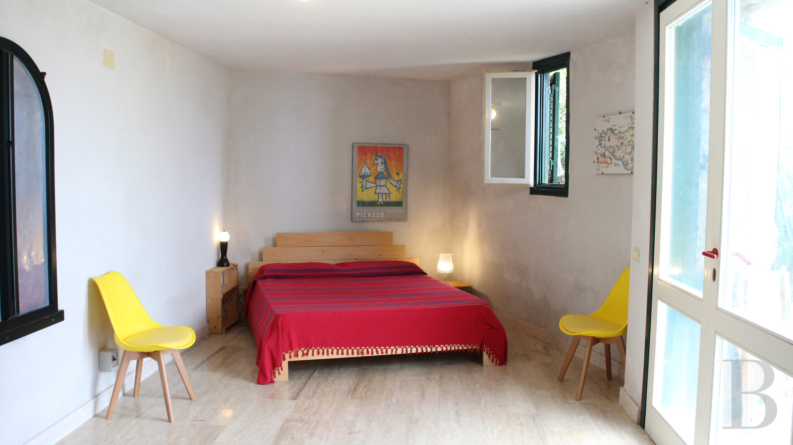 En Sicile, à l’est de Palerme, une maison d’inspiration moderniste en balcon sur la mer - photo  n°23